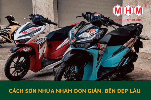 Hình ảnh một chiếc xe máy được sơn phủ màu đen nhám toàn bộ phần nhựa.