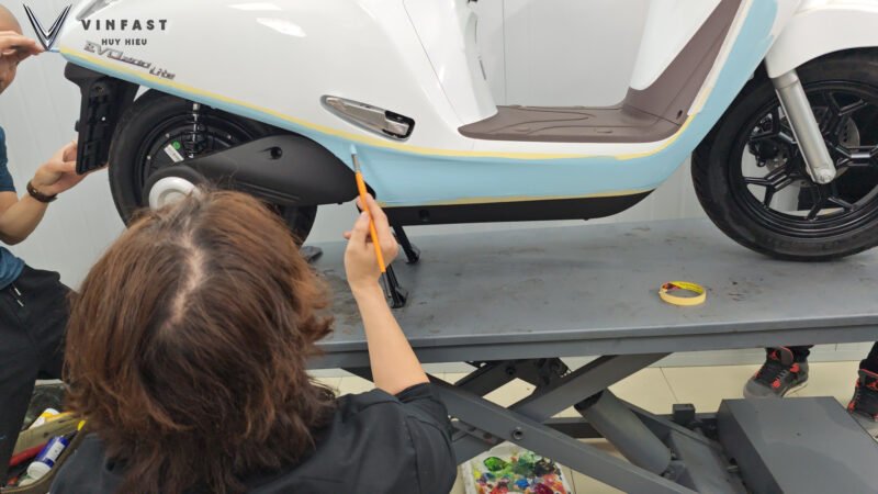 Hình ảnh một chiếc xe máy được trang trí decal nổi bật với các họa tiết phức tạp