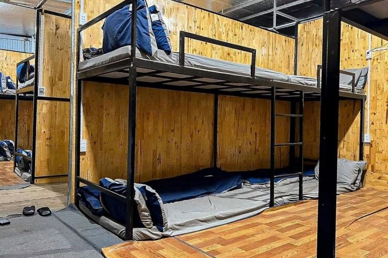 Hình ảnh một chiếc xe máy Honda Wave đang đỗ ven đường đèo Hà Giang