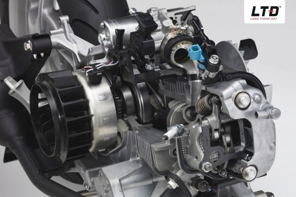 Hình ảnh một chiếc xe máy mới đang được vận hành nhẹ nhàng trên đường để làm quen động cơ