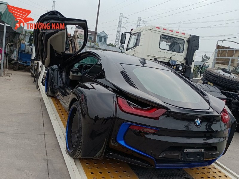 Hình ảnh một chiếc xe máy nhập khẩu đang được vận chuyển an toàn