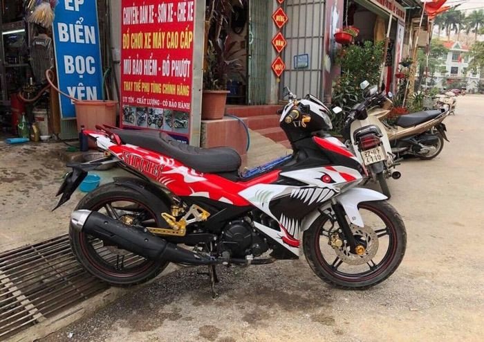 Hình ảnh một chiếc xe máy sau khi được dán decal cao cấp, nổi bật với màu sắc và họa tiết ấn tượng