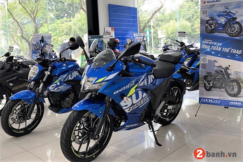 Hình ảnh một chiếc xe máy Suzuki đang di chuyển trên đường phố Việt Nam