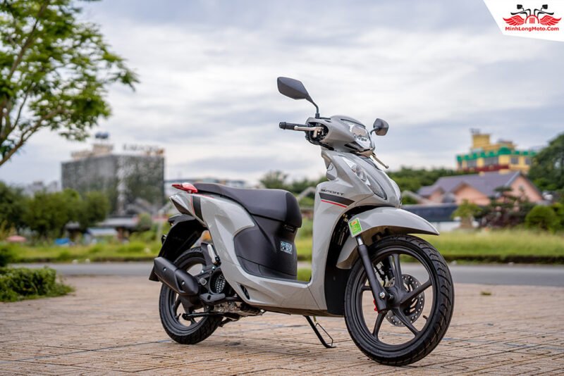 Hình ảnh một chiếc xe máy tay ga hiện đại đang di chuyển trên đường phố đông đúc