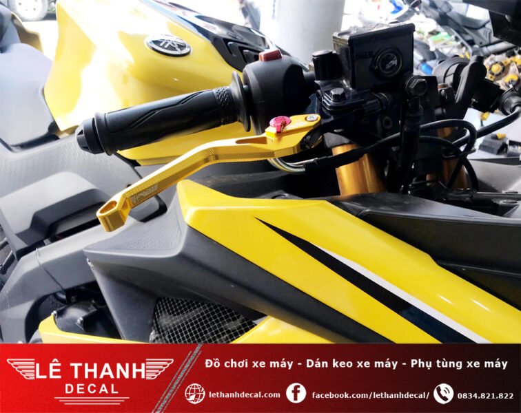 Hình ảnh một chiếc xe máy với tay thắng độ thể thao được trang bị