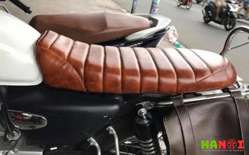 Hình ảnh một chiếc xe máy với yên độ mới hoàn thiện, tạo nên vẻ ngoài cuốn hút