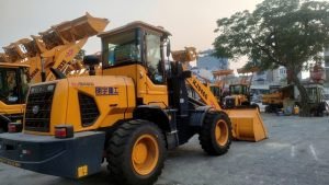 Hình ảnh một chiếc xe máy xúc lật hiện đại đang làm việc tại công trường