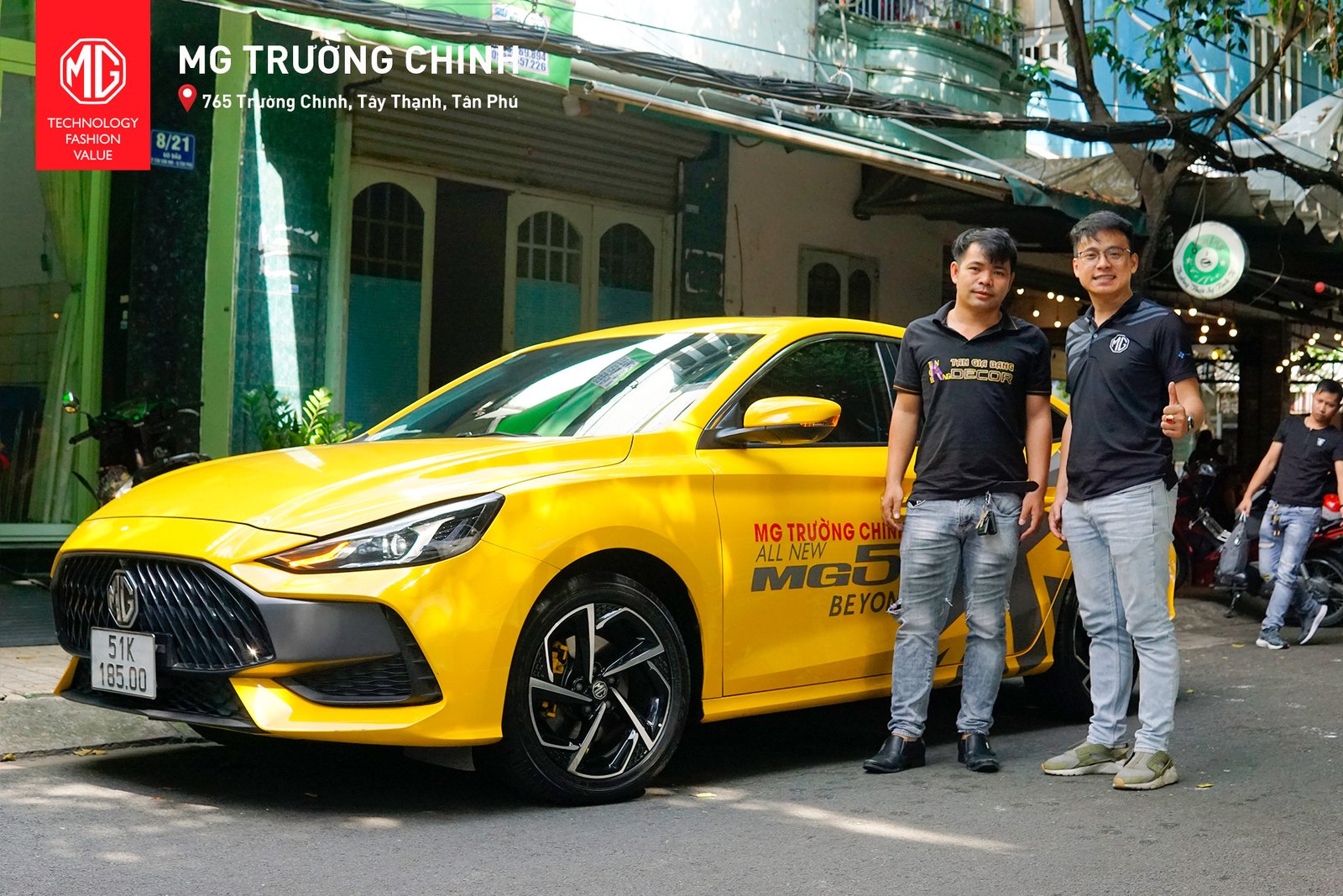 Hình ảnh một chiếc xe MG hiện đại đang được trưng bày tại showroom