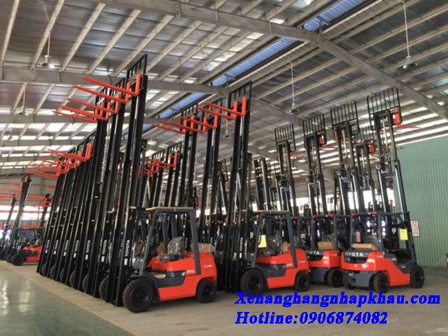 Hình ảnh một chiếc xe nâng dầu cũ đang hoạt động trong khu công nghiệp