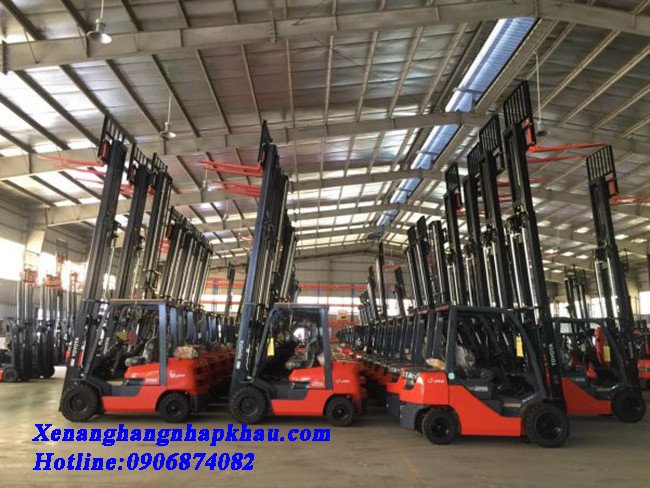 Hình ảnh một chiếc xe nâng điện cũ đang làm việc trong nhà kho kín