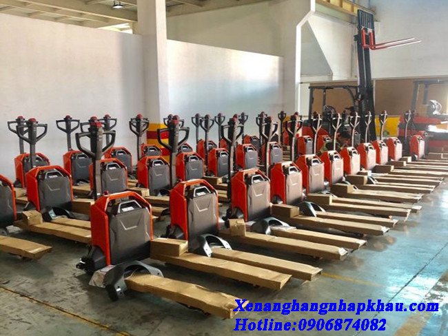 Hình ảnh một chiếc xe nâng pallet cũ chất lượng cao