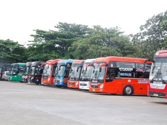 Hình ảnh một chiếc xe tải đang được kiểm tra kỹ thuật