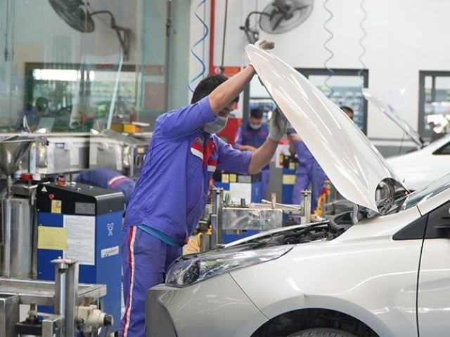 Hình ảnh một chiếc xe tải hạng nặng đang hoạt động