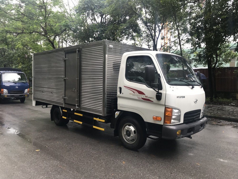 Hình ảnh một chiếc xe tải Hyundai N250SL với thùng kín, đảm bảo an toàn cho hàng hóa bên trong