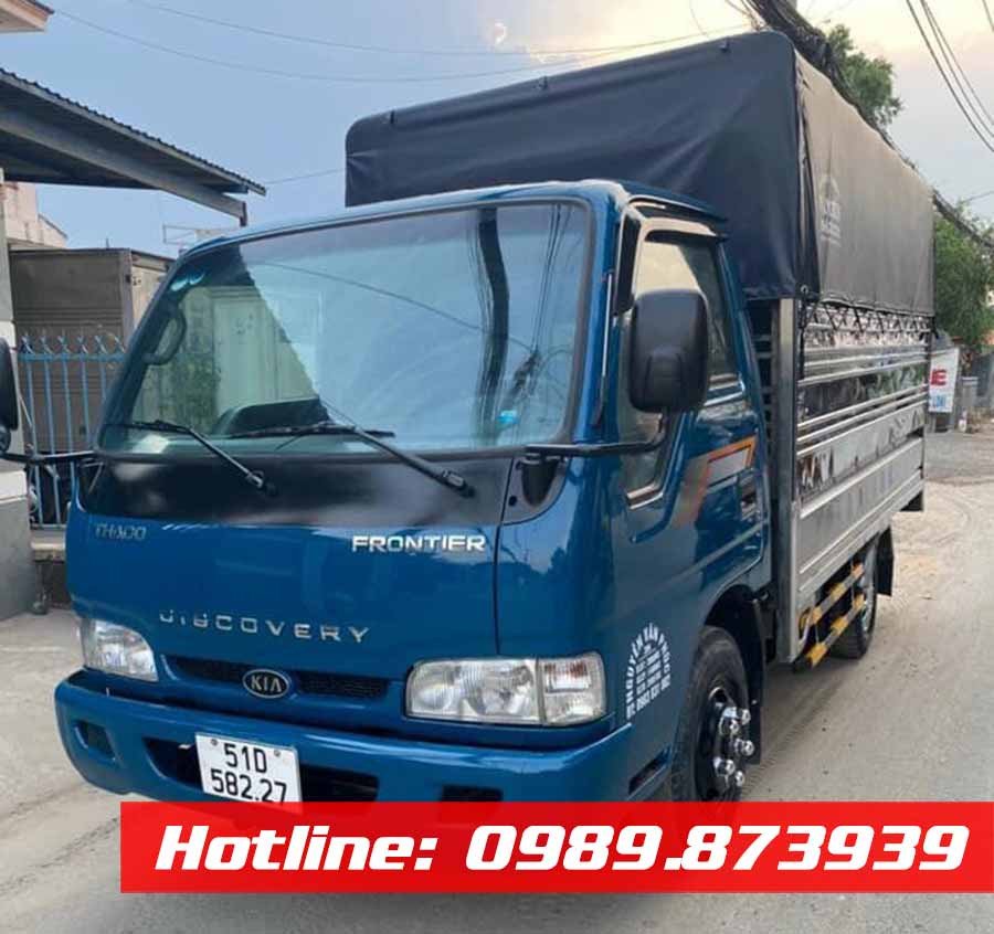 Hình ảnh một chiếc xe tải Kia K165 cũ đời 2015 thùng bạt với bửng nâng