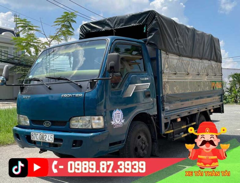 Hình ảnh một chiếc xe tải Kia K165 cũ đời 2016 với thùng bạt mở rộng