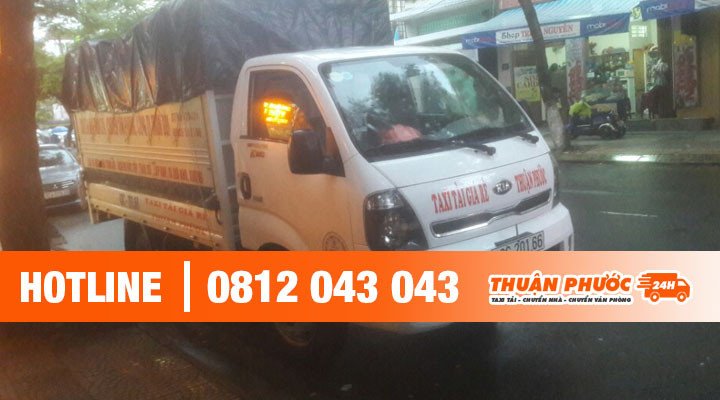 Hình ảnh một chiếc xe tải lớn đang chuẩn bị xếp dỡ hàng hóa