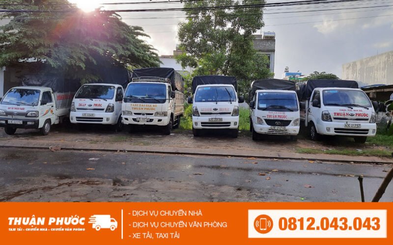 Hình ảnh một chiếc xe tải nhỏ đang đậu trên đường phố Đà Nẵng