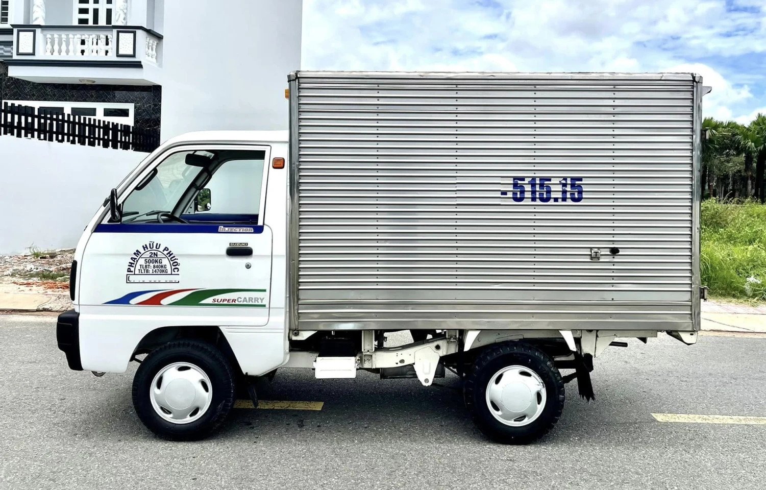 Hình ảnh một chiếc xe tải nhỏ Suzuki, phù hợp cho việc di chuyển trong thành phố