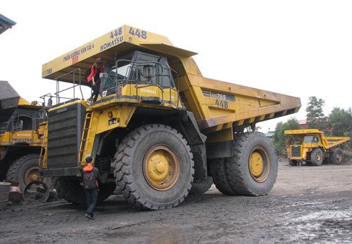 Hình ảnh một chiếc xe tải siêu trọng Komatsu HD785 đang hoạt động tại công trường