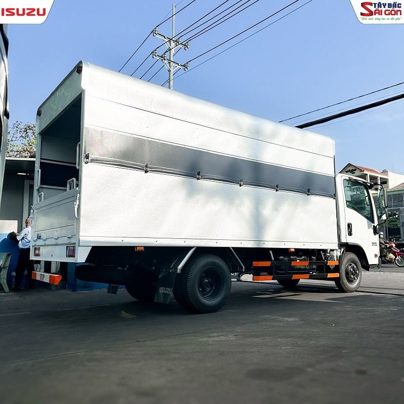 Hình ảnh một chiếc xe tải tập lái hạng C1 đang thực hiện bài thi