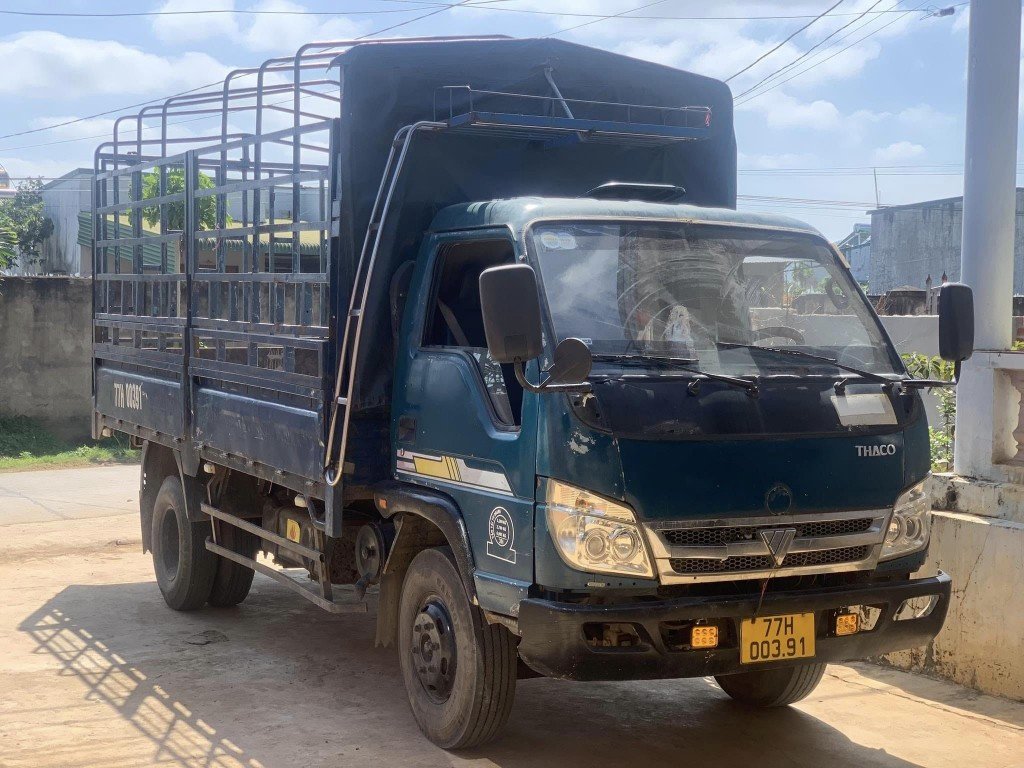 Hình ảnh một chiếc xe tải Thaco thùng dài, có thể là dòng 2.5 tấn, được rao bán với giá phải chăng