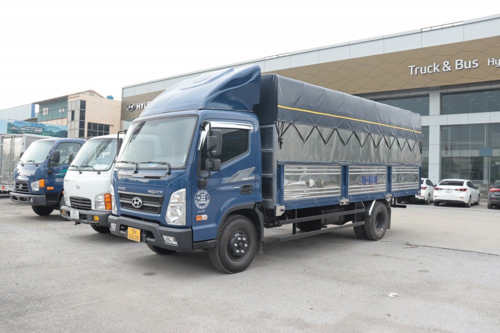 Hình ảnh một chiếc xe tải trung Hyundai EX8 với thiết kế hiện đại, có khả năng chở hàng lớn