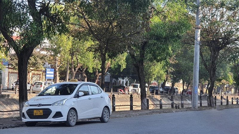 Hình ảnh một chiếc xe taxi hiện đại, sạch sẽ với tài xế đang chờ khách