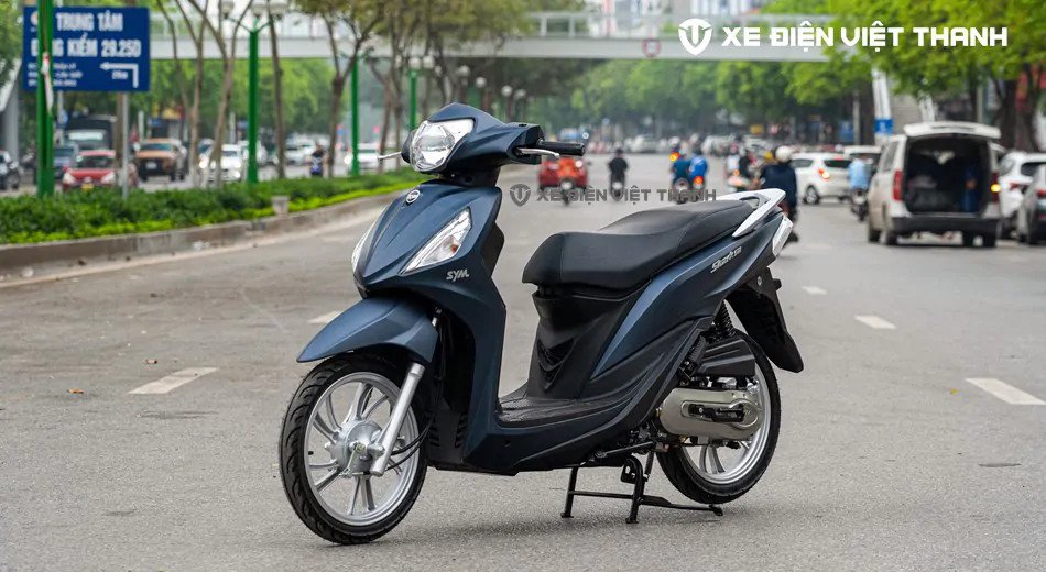 Hình ảnh một chiếc xe tay ga 50cc màu trắng với thiết kế hiện đại, đang được trưng bày