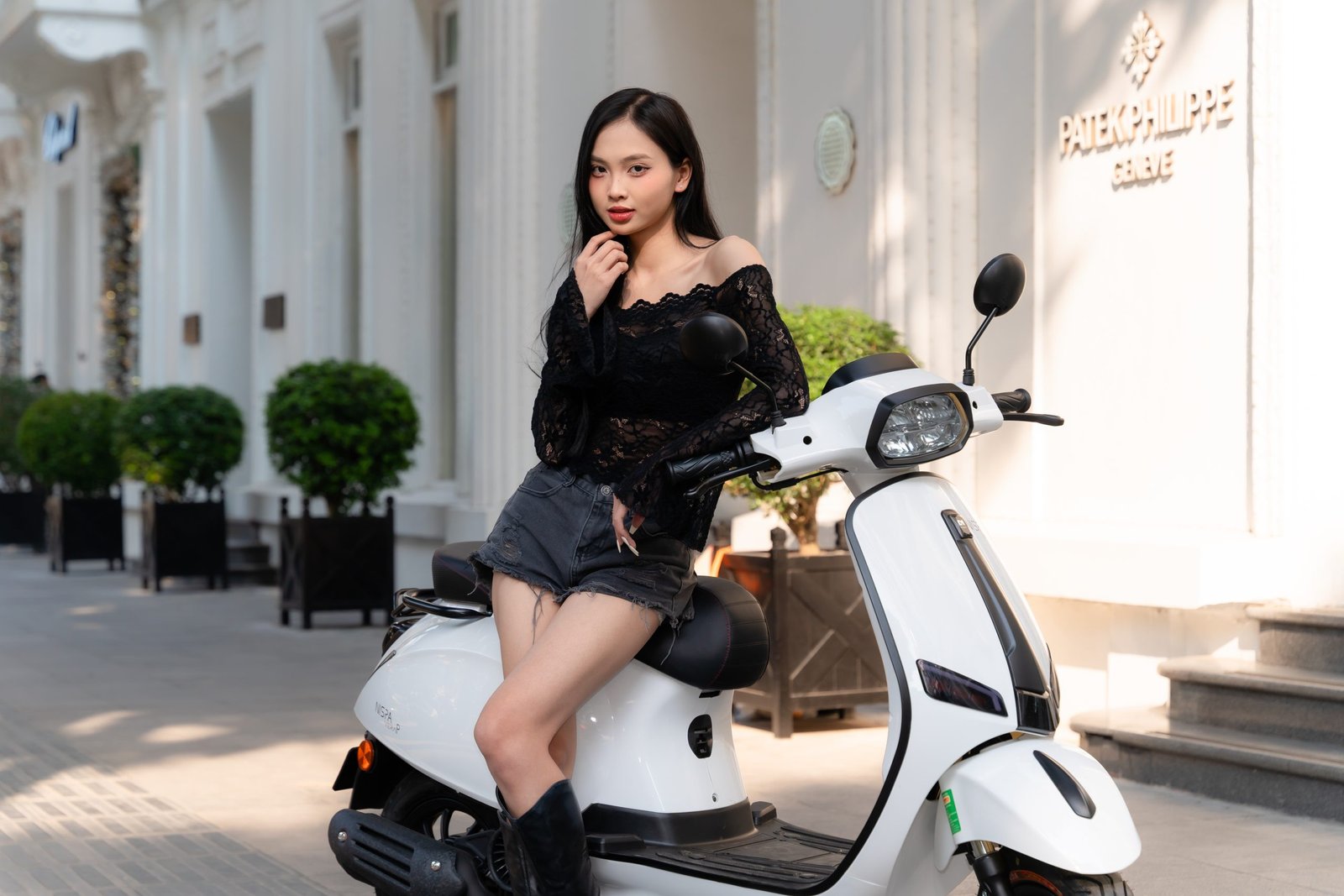 Hình ảnh một chiếc xe tay ga 50cc với các đường nét mềm mại, màu sắc trung tính