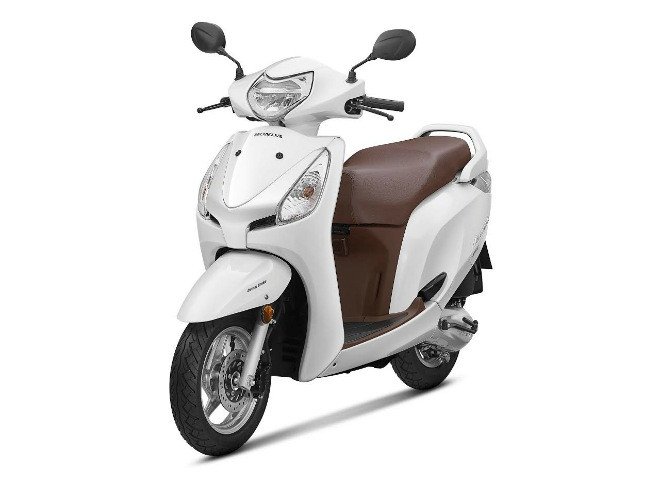 Hình ảnh một chiếc xe tay ga Honda Activa 125 màu đen đang đỗ trên đường phố
