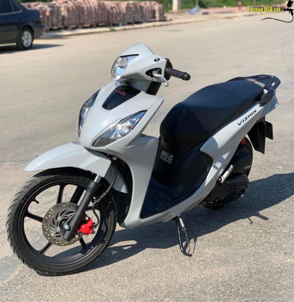 Hình ảnh một chiếc xe tay ga Honda Vision đang dừng đỗ trên đường phố