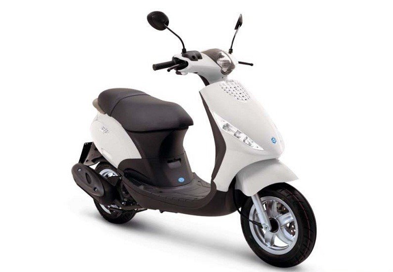 Hình ảnh một chiếc xe tay ga màu sáng nhỏ gọn, phù hợp với người có vóc dáng nhỏ nhắn