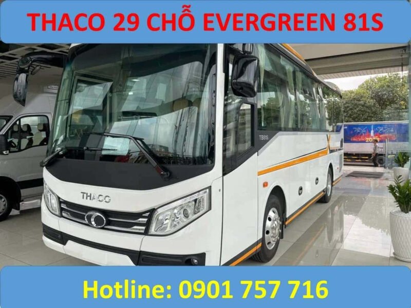 Hình ảnh một chiếc xe Thaco 29 chỗ cũ màu trắng đang đậu trong bãi xe