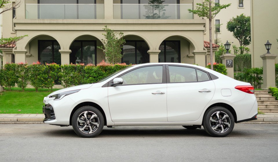 Hình ảnh một chiếc xe Toyota Vios 4 chỗ đang di chuyển trên đường