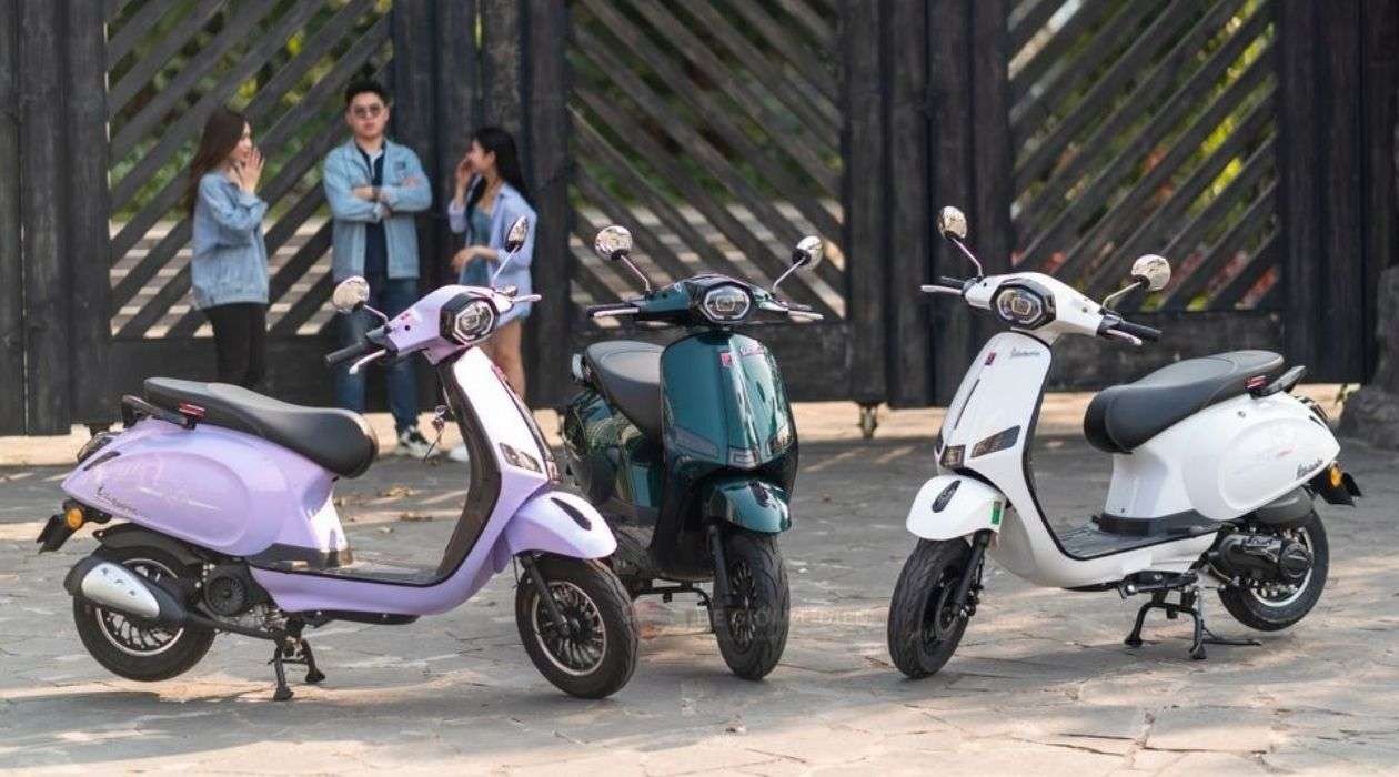 Hình ảnh một chiếc xe Victoria 50cc đang di chuyển linh hoạt trong khu vực phố xá đông đúc