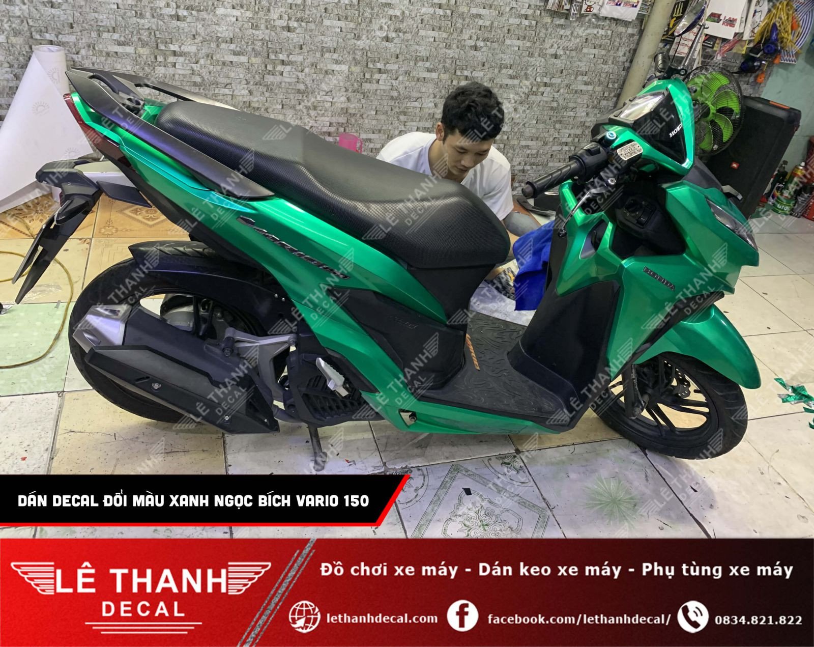 Hình ảnh một chiếc xe Vision với các chi tiết được dán decal màu sắc cá tính