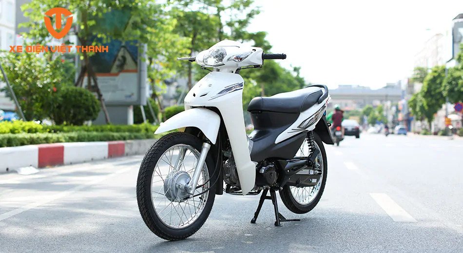 Hình ảnh một chiếc xe Wave 50cc Espero màu xanh đang đỗ trên vỉa hè