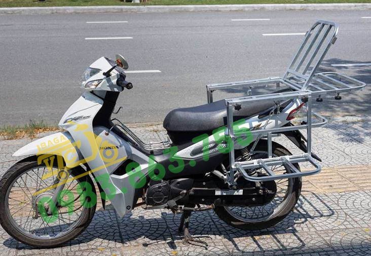 Hình ảnh một chiếc xe Wave đã được lắp baga và chở hàng hóa cồng kềnh nhưng vẫn đảm bảo cân bằng khi di chuyển