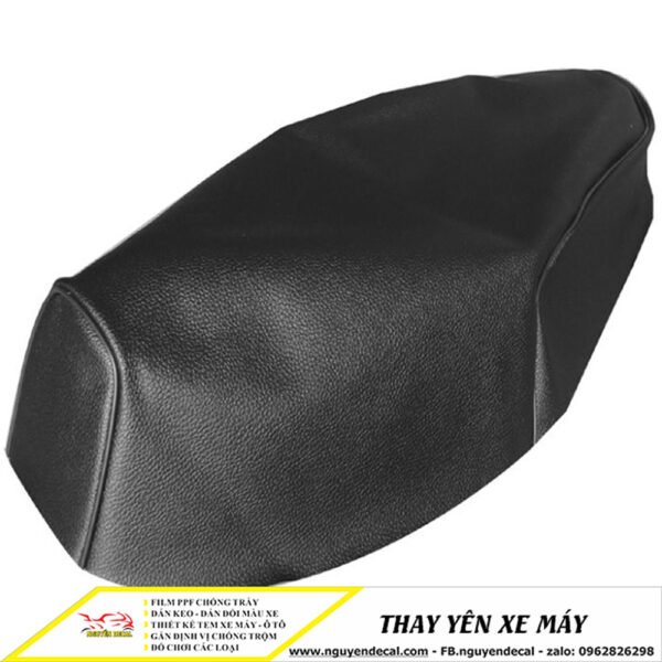 Hình ảnh một chiếc yên xe máy sau khi được bọc lại với chất liệu da mới và đường chỉ may tinh tế