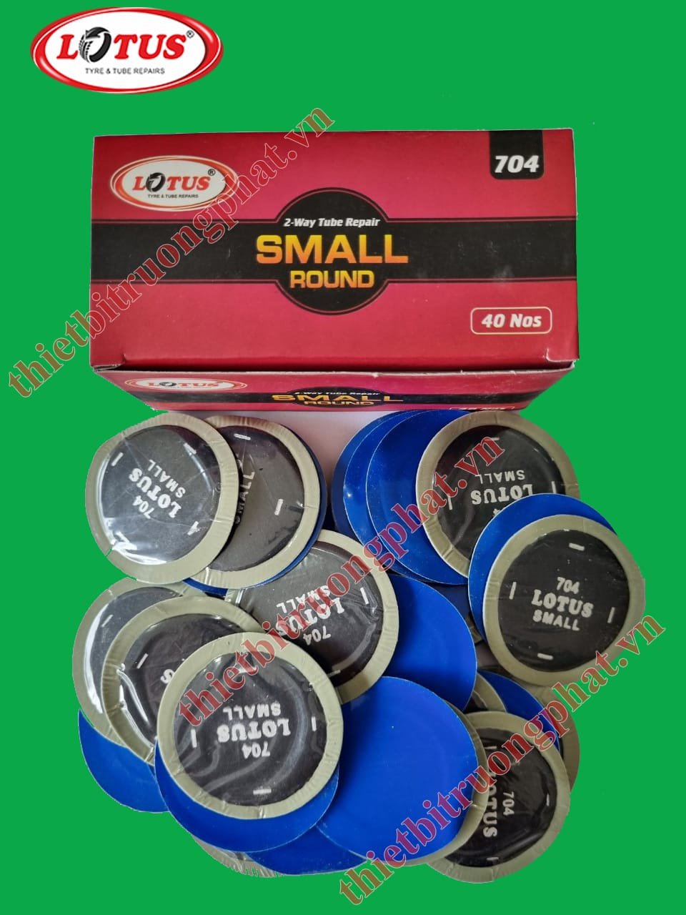 Hình ảnh một cửa hàng phụ tùng xe máy uy tín trưng bày các dụng cụ sửa chữa lốp