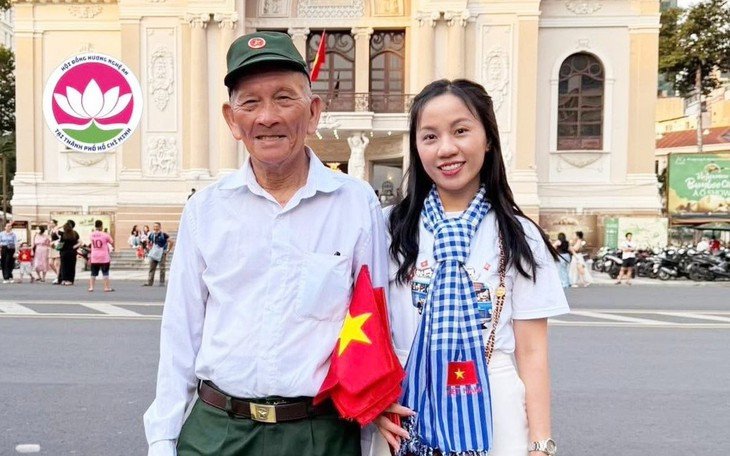 Hình ảnh một cựu chiến binh trên đường hành trình, thể hiện sự bền bỉ trên chiếc xe máy