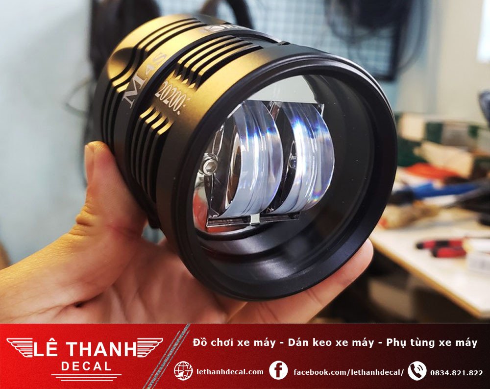 Hình ảnh một đèn trợ sáng chất lượng cao được lắp đặt thẩm mỹ trên xe máy