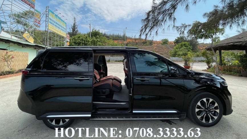 Hình ảnh một đoàn xe du lịch sang trọng bao gồm các mẫu Carnival tại một bãi đỗ xe