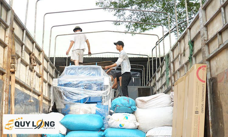 Hình ảnh một đoàn xe tải vận chuyển hàng hóa trên đường cao tốc, đại diện cho dịch vụ gửi hàng liên tỉnh