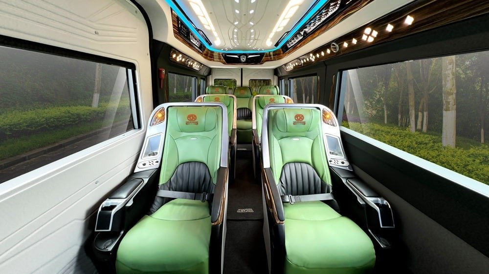 Hình ảnh một góc khoang nội thất xe limousine với các tiện nghi hiện đại