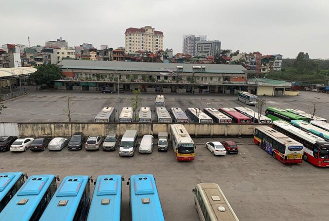 Hình ảnh một góc rộng lớn của bến xe Gia Lâm với nhiều phương tiện đỗ