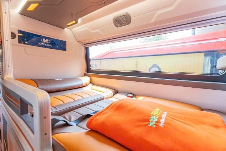 Hình ảnh một hành khách đang thoải mái nghỉ ngơi trên giường nằm của xe khách