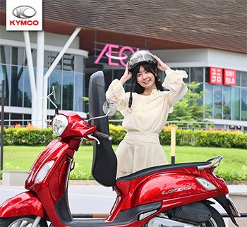 Hình ảnh một học sinh nữ đang sử dụng xe 50cc để đi học