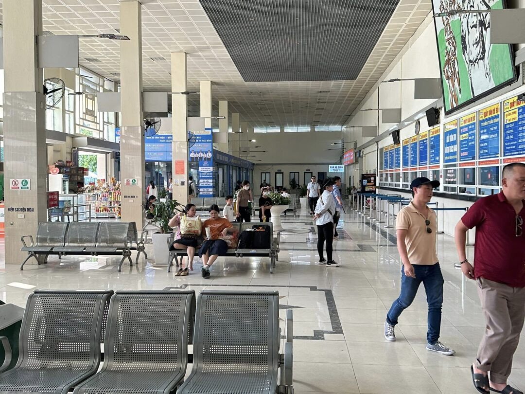 Hình ảnh một khu vực chờ đợi tiện nghi trong bến xe